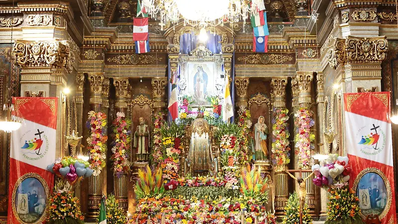 Fieles visitan a la Virgen de Guadalupe en el Santuario 2